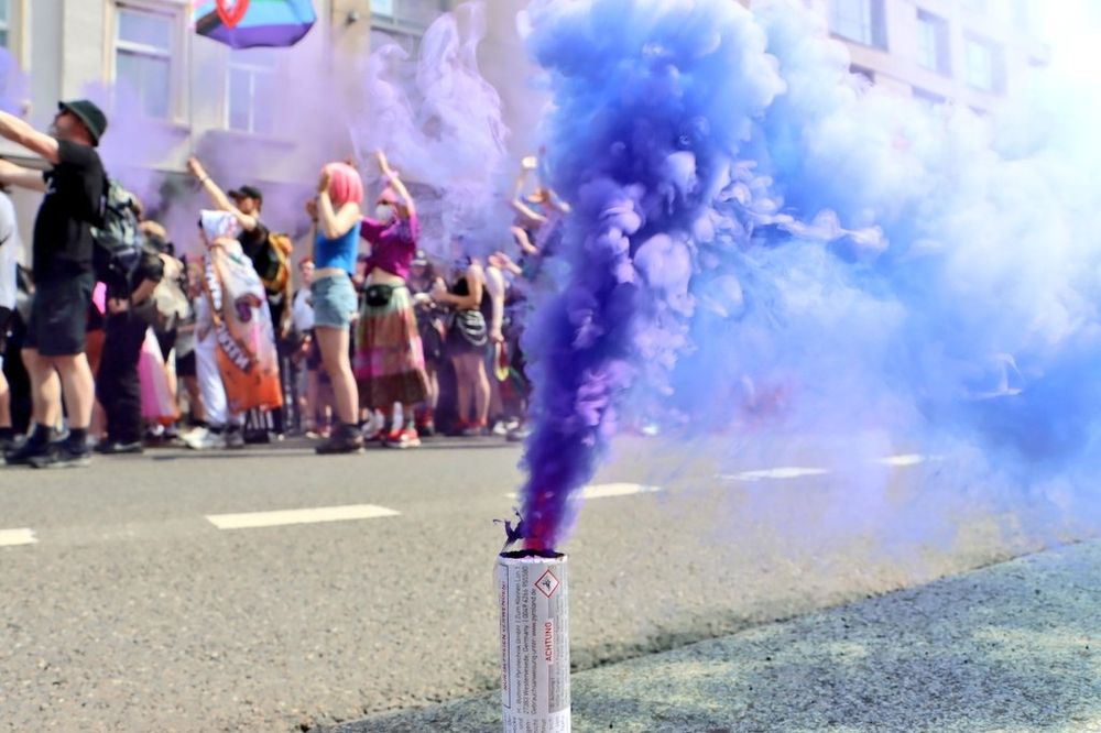 Pyro beim Queeren Protest gegen Neonazis.