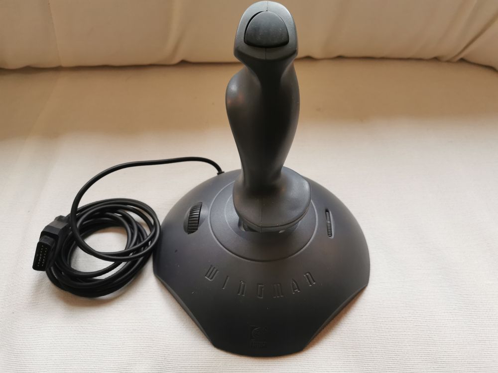 Logitech Wingman Joystick in dunkelblau mit RS232 Anschlusskabel.