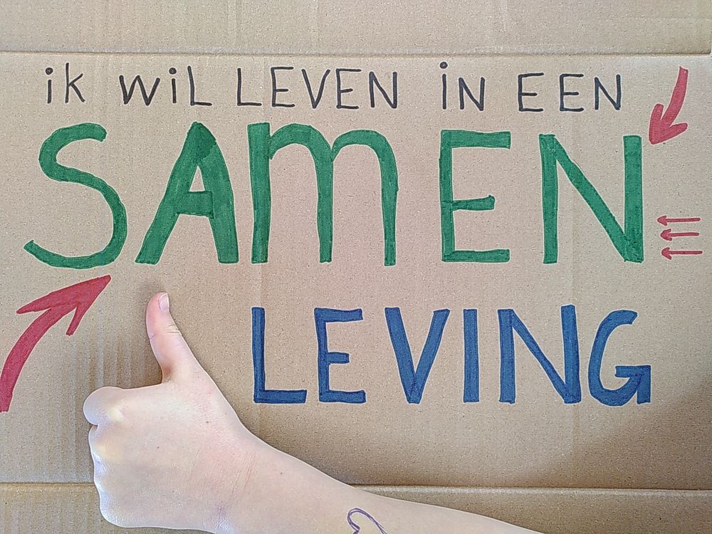 Resultaat: een kartonnen protestbordje met de tekst "ik wil leven in een SAMEN leving"