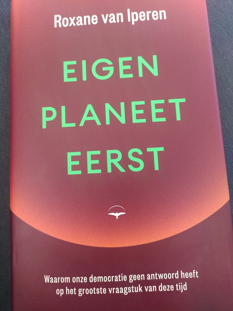 Foto van boek van Roxane van Iperen: "Eigen planeet eerst"