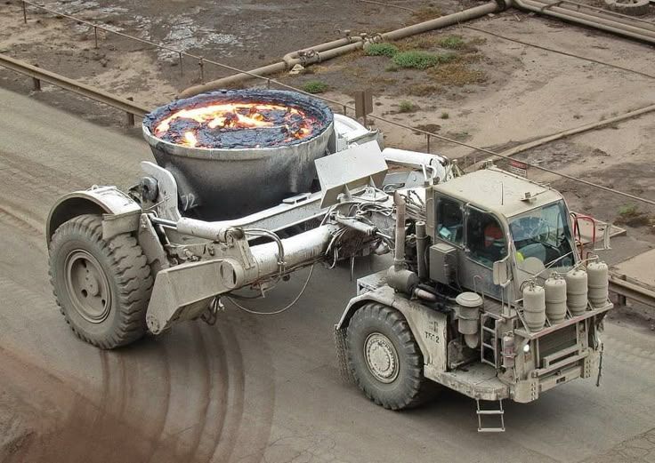 Un engin industriel qui transporte un creuset de métal en fusion.