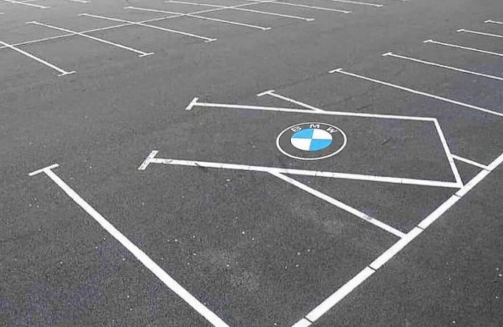 Parking typique à l'attention des conducteurs de BMW