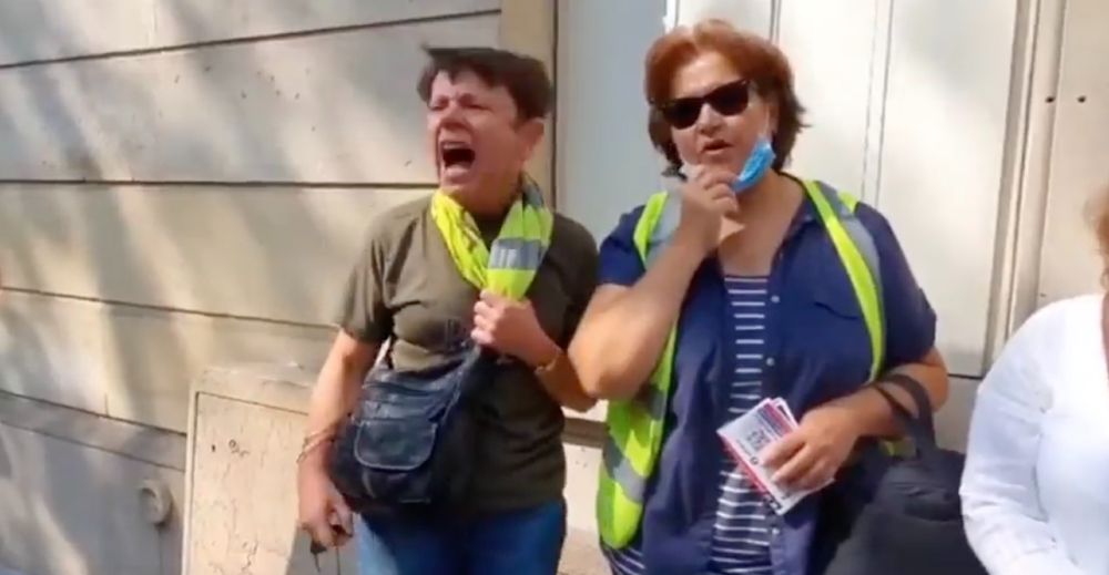 Capture écran de la vidéo virale du coup de gueule d'une ancienne enseignante lors d’une manifestation des gilets jaunes en 2020 qui criait (entre autres) "Macron destitution"…