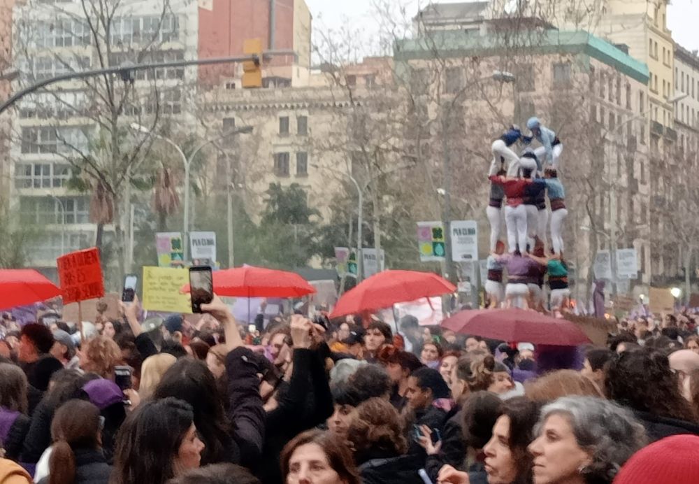 Photo de la manifestation du 8 mars à Barcelone, on y voit des castellers ("tour humaine" typique de la Catalogne) 