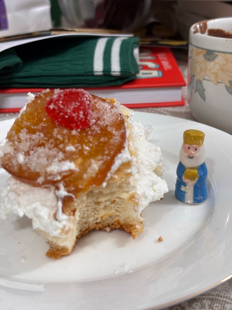 Kakebit med en liten malt konge i porselen på siden 