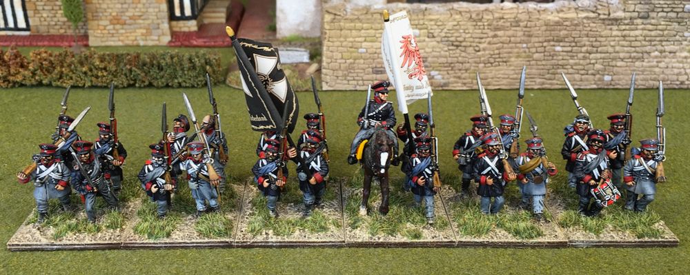 The third Landwehr battalion available to von Peter himself. The 2 battalion of the 4th East Prussian Landwehr Infantry Regiment. The fourth battalion languishes in the "to be pigmented" pile.

Calpe Miniatures with GMB Designs standards.