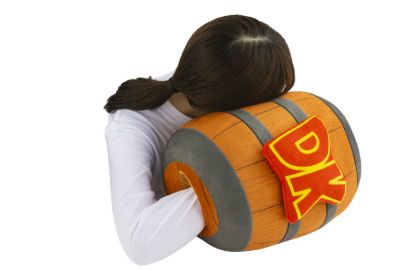Coussin DK avec une personne qui se repose dessus et met le bras dedans 