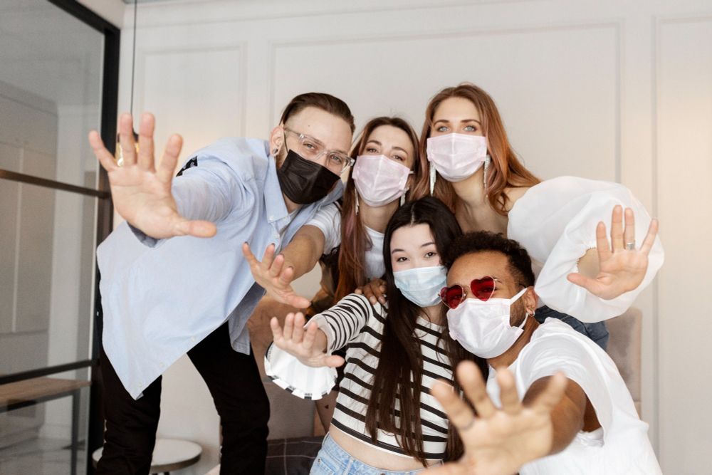 Personnes portant des masques pour le Covid-19