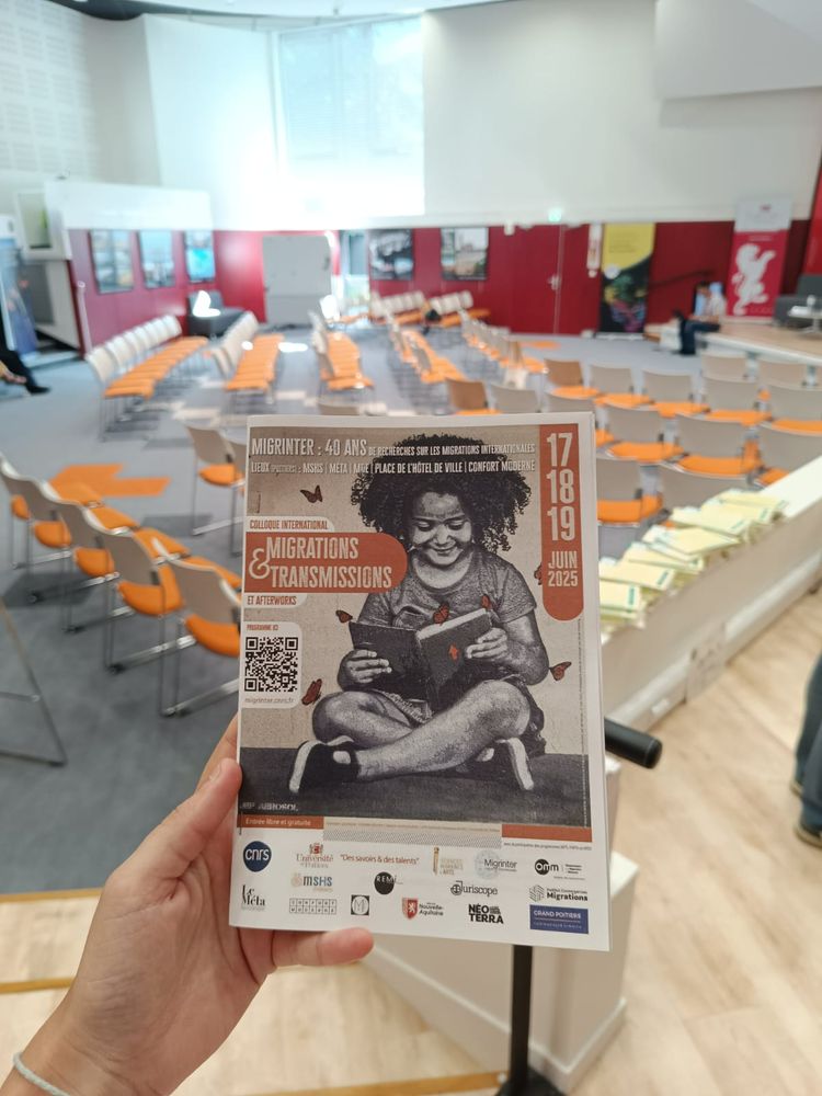 Programme des 40 ans de MIGRINTER devant la salle de conférence de la MSHS de Poitiers