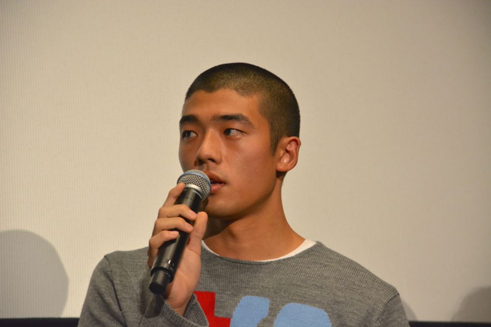 舞台挨拶でマイクを手に話をする日高由起刀