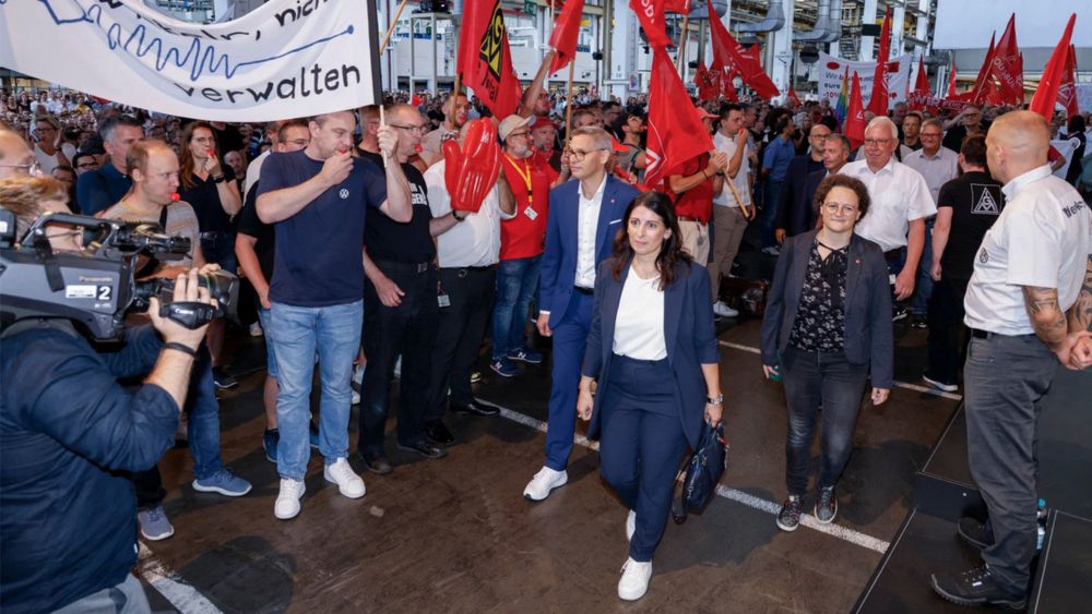 Mehr als 3000 Beschäftigte heizen VW-Vorstand in Hannover ein