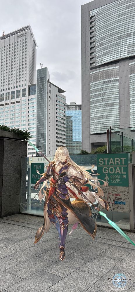 グラパスで撮った写真です。タカシマヤタイムズスクエアの2階のペデストリアンデッキに、カシウスさんが立っています。カシウスさんの後ろの壁には、FUN+WALK PROJECTのプロモーションが描かれています。