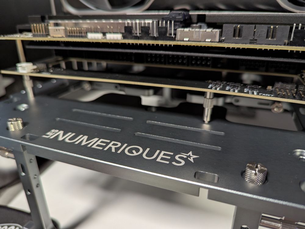 La table de benchmark de BenchLab est gravée du logo du site Les Numériques 