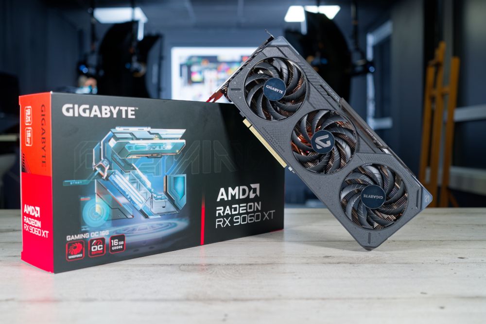 Carte graphique AMD Radeon RX 9060 XT 16 Go de chez Gigabyte à cheval sur sa boite.