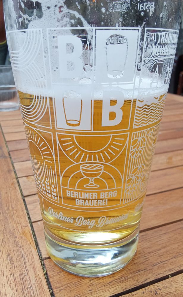 Verre de bière bruxellois à moitié plein (ou vide ça dépend), indiquant Berliner Berg Brauerei