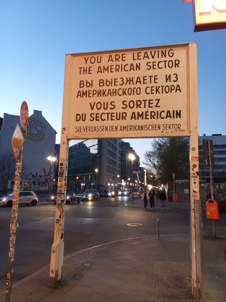Panneau à checkpoint charlie indiquant " vous sortez du secteur américain"