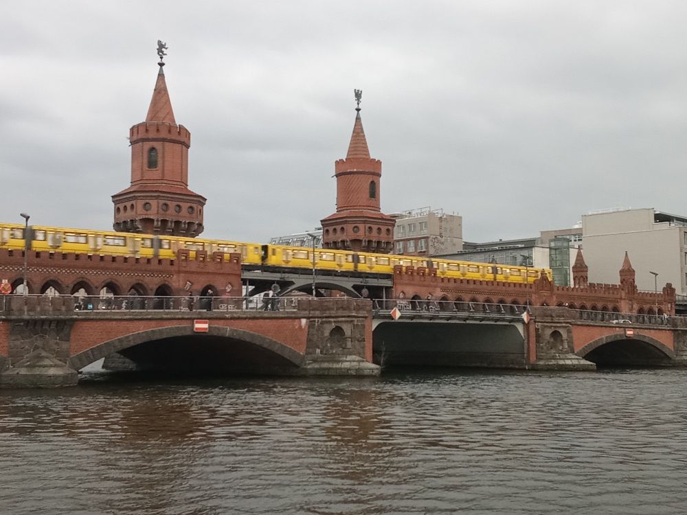 Pont sur la spree, à côté d'East side gallery, berlin