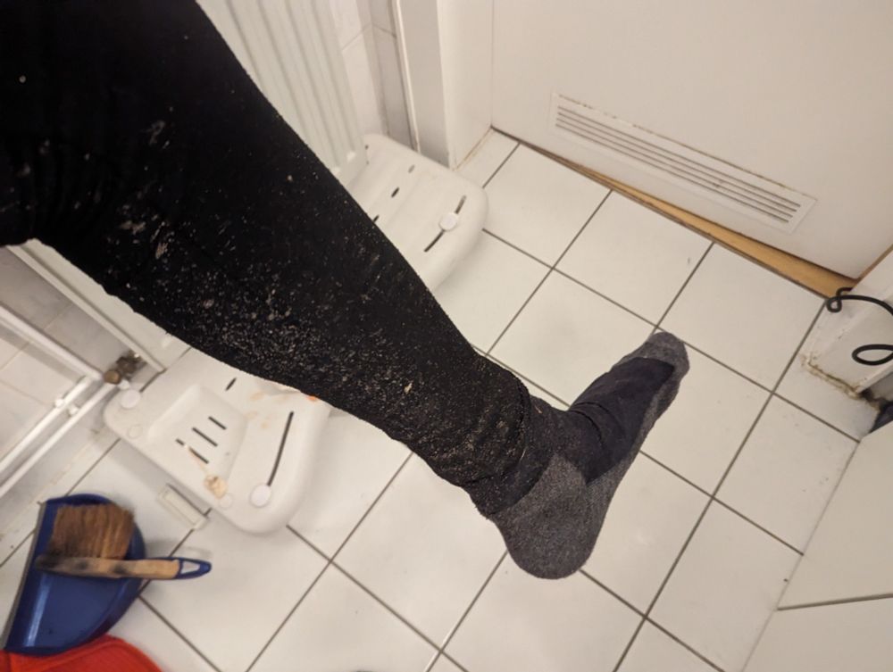 Eine Leggins besprenkelt mit Dreck und Gras