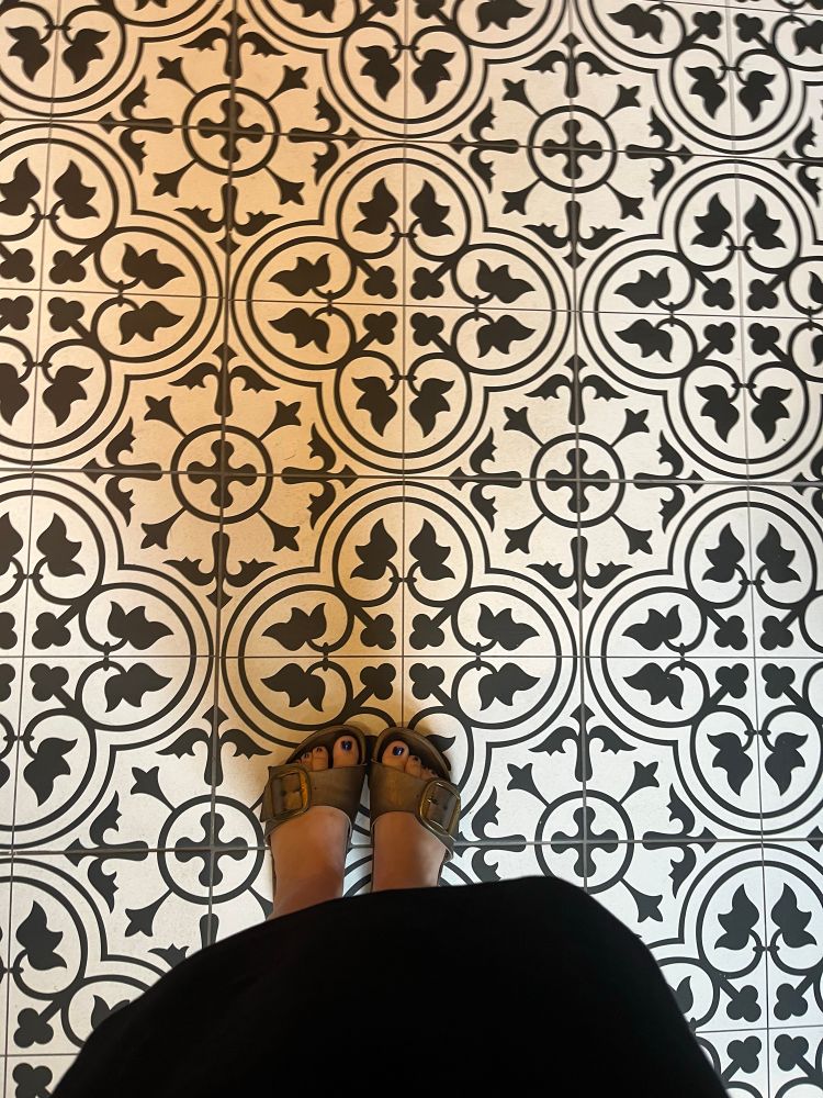 Küchenfliesen mit geschwungenen Elementen. 