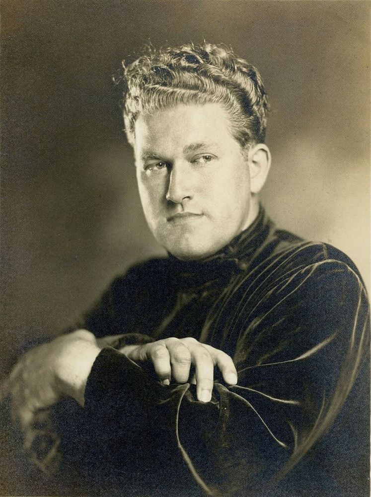 Picture of August Derleth with perfect hair.