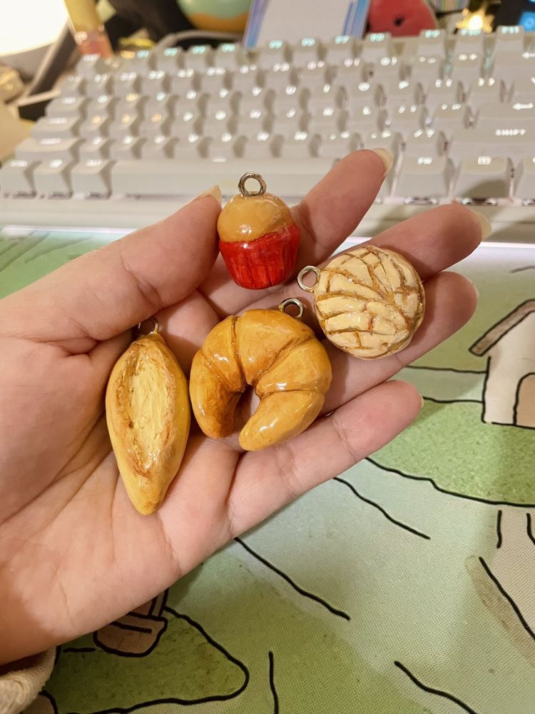 Figuras de arcilla con formas de pan dulce que hice para hacer llaveros: Una concha, un bolillo, una mantecada y un cuerno