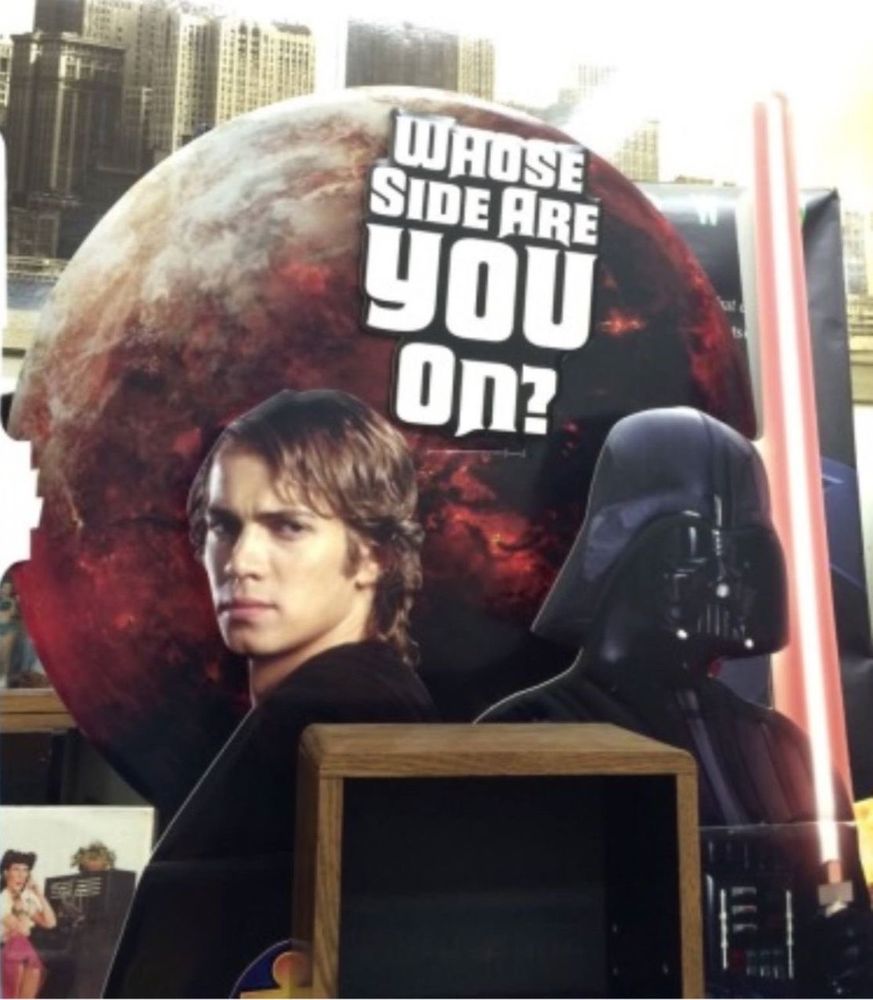 ein pappaufsteller oder sowas ähnliches mit dem aufdruck "whose side are you on?" und darunter anakin skywalker und darth vader