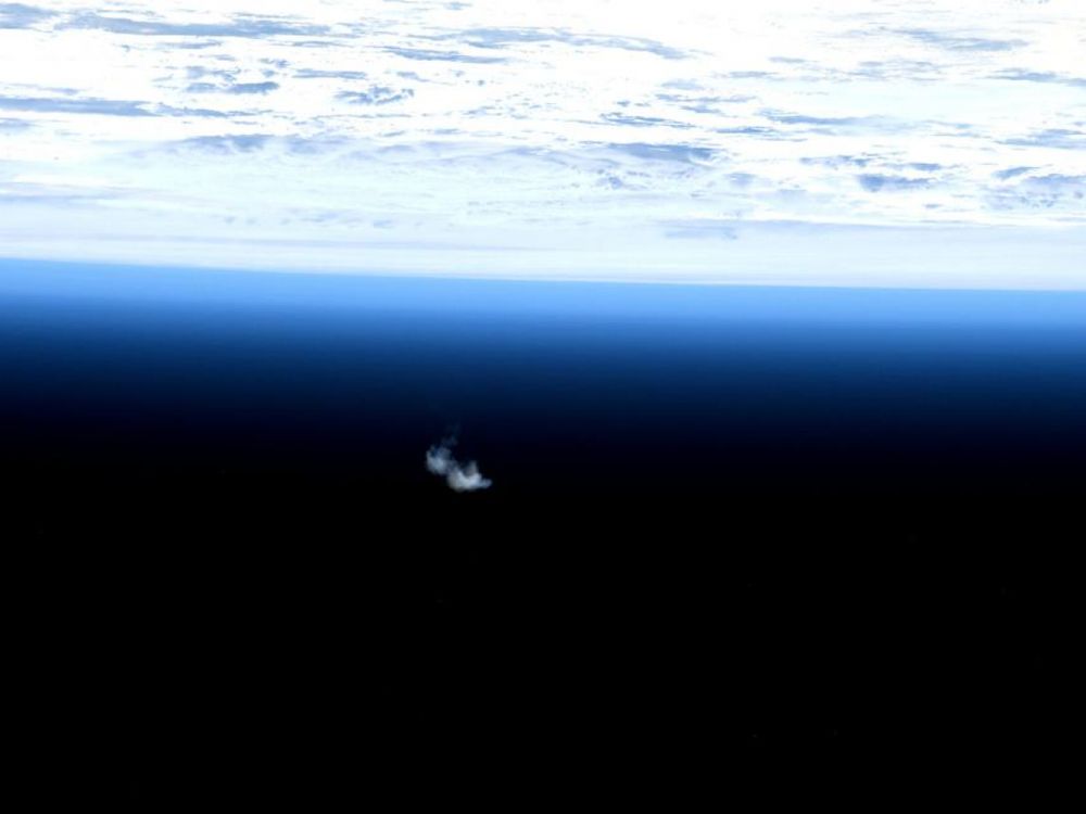 Vue de l'horizon terrestre depuis la Station Spatiale Internationale. On y voit un panache de fumée, dernière trace de l'ATV-5 pendant sa rentrée atmosphérique. Photo prise par Samantha Christoforetti