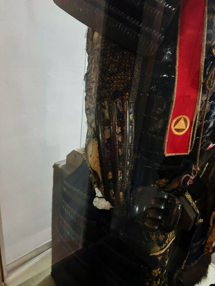 小牧山合戦で着用された甲冑！腕の鎧が綻んでるところにすごく歴史感じる。