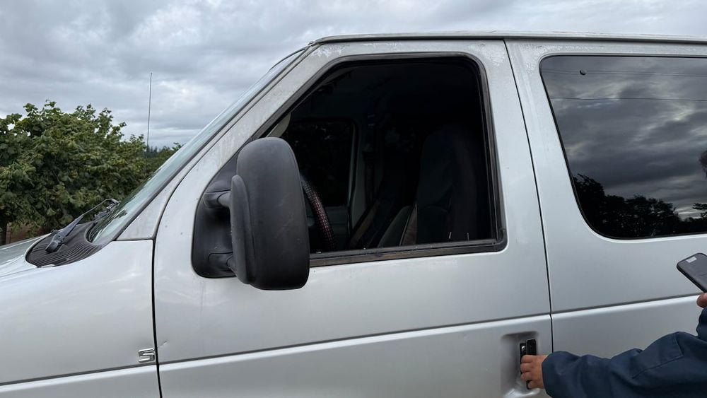 Immigration agents pulled over a van in Marion County on Thursday morning, busted through the driver’s window and detained four farmworkers on the way to their jobs at a blueberry farm, according to attorneys representing one of the workers.