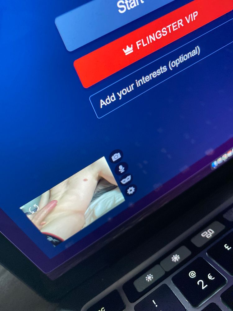 Shirtless man on Flingster site