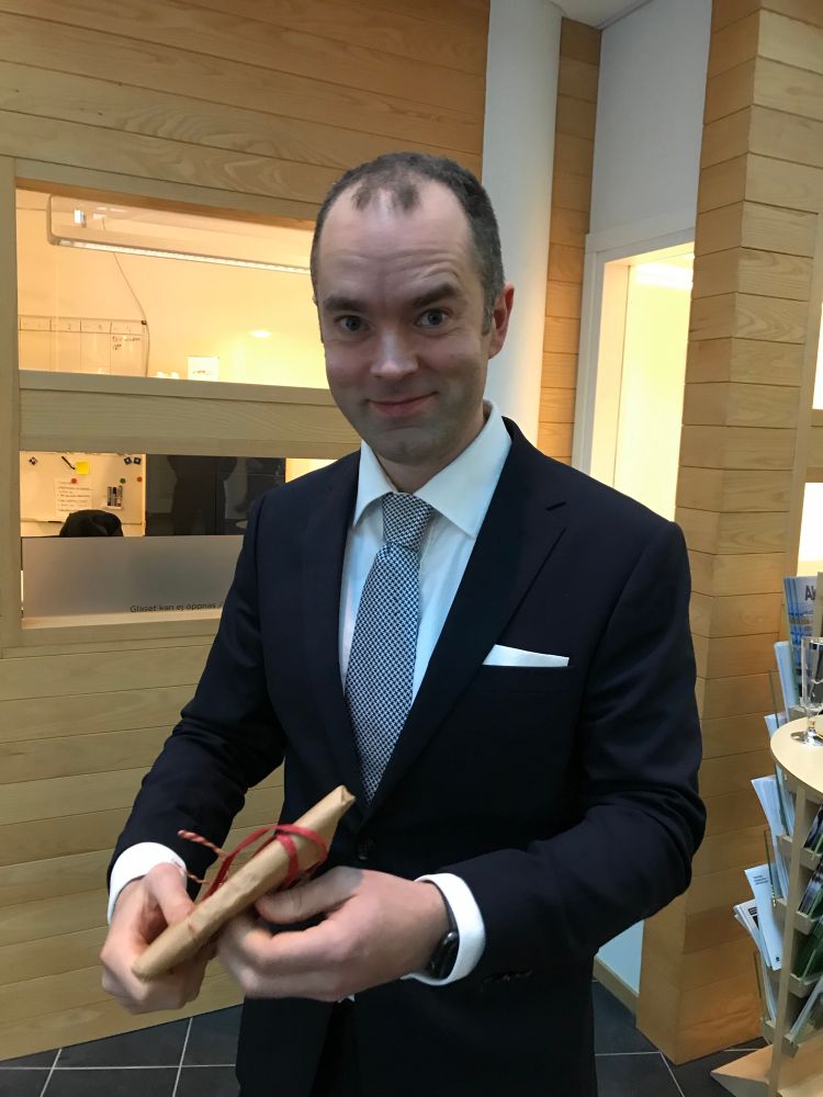 Yours truly i kostym