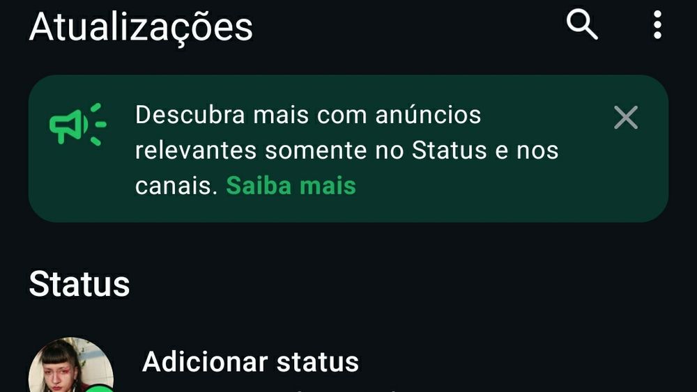 Print da tela do WhatsApp, da parte de atualizações, tem um quadro verde com um desenho de mega fone a esquerda e a mensagem diz assim: descubra mais com anúncios relevantes somente no status e nos canais. Saiba mais.
Esse saiba mais está em negrito (mas na cor verde whatsapp) e é clicável.