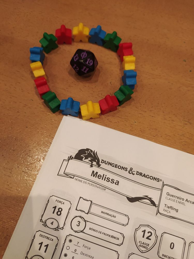 Foto de parte de uma ficha de dnd, do lado tem um ritual de bonequinhos da vivo pra poder potencializar os d20