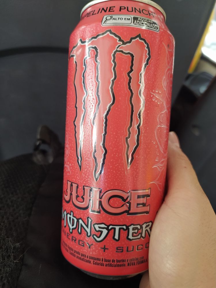 Minha mão segurando uma lata de monster sabor pipeline punch