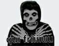 Meme do ze caveira da banda misfits com as mãozinhas nos ombro se esquentando, escrito  qui friiiiuu, a imagem deve ter no máximo pixel