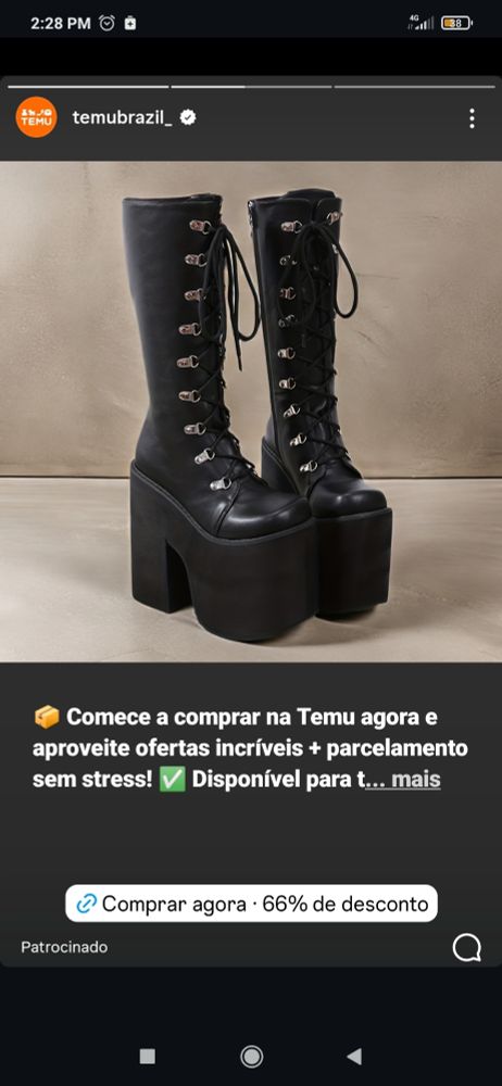 Print da propaganda do app temu com uma bota preta de cano longo e de amarração, de salto meia pata grosso de e.v.a