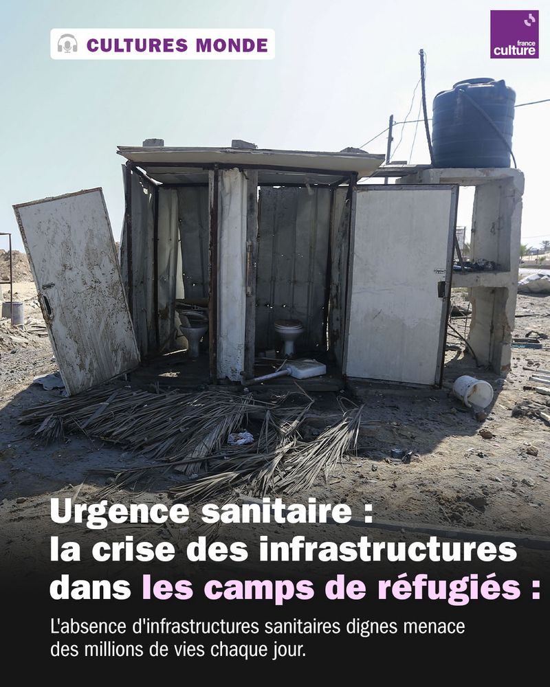 En juin 2024, le monde comptait, selon l’ONU, 123 millions de personnes déplacées de force. Nombre d'entre elles sont contraintes de vivre dans des camps de réfugiés. Ces derniers, construits pour être temporaires et répondre rapidement aux besoins urgents (nourriture, abris, eau, espaces sanitaires), tendent à se pérenniser, parfois durant des dizaines d’années. Dans ces “villes accidentelles”, terrains favorables aux maladies hydriques, la question de l’accès à des espaces sanitaires est cruciale.

Si les ONG s’accordent sur le fait que des toilettes sûres et propres sont une priorité, leur installation se heurte à de nombreux obstacles : sols impropres à la création de fosses, manque d’eau, difficulté à pérenniser le système, incompréhensions sociales et culturelles... Les toilettes peuvent se convertir en des lieux dangereux, évités par les femmes et les enfants, peu adaptés aux personnes invalides, âgées, ou même faire l’objet de conflits.