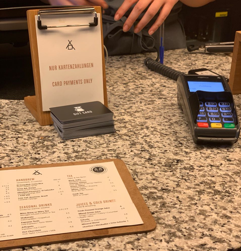 Kahvilan tiski, jolla kyltti NUR KARTENZAHLUNGEN - card payments only