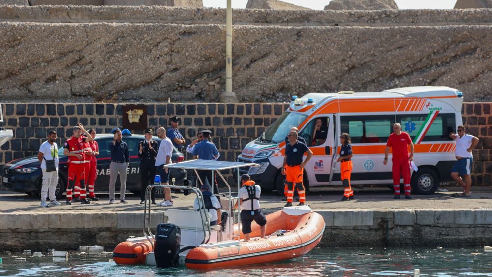 "C'était comme la fin du monde": une rescapée et des témoins du naufrage d'un yacht en Sicile témoignent