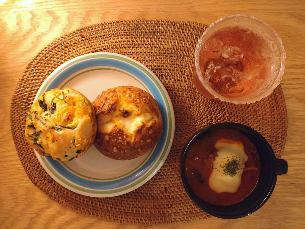 パンはJohanのやつですよ〜
トマトスープは、先日のアルモンデ作ったときの残りでちょちょっと作ったよぉ
ロゼワインはあたしの好きな甘いやつ！名前は忘れました！
