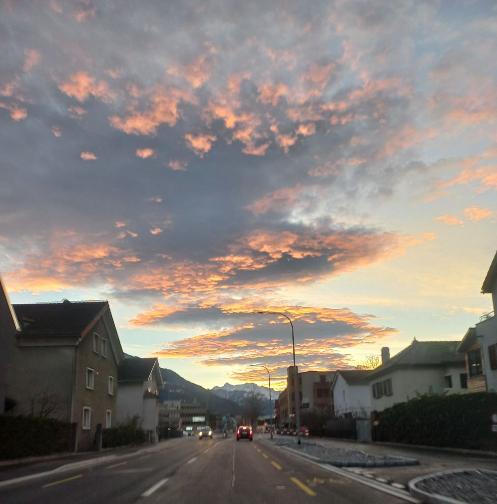 Abendrot, einzelne Wolken über Chur