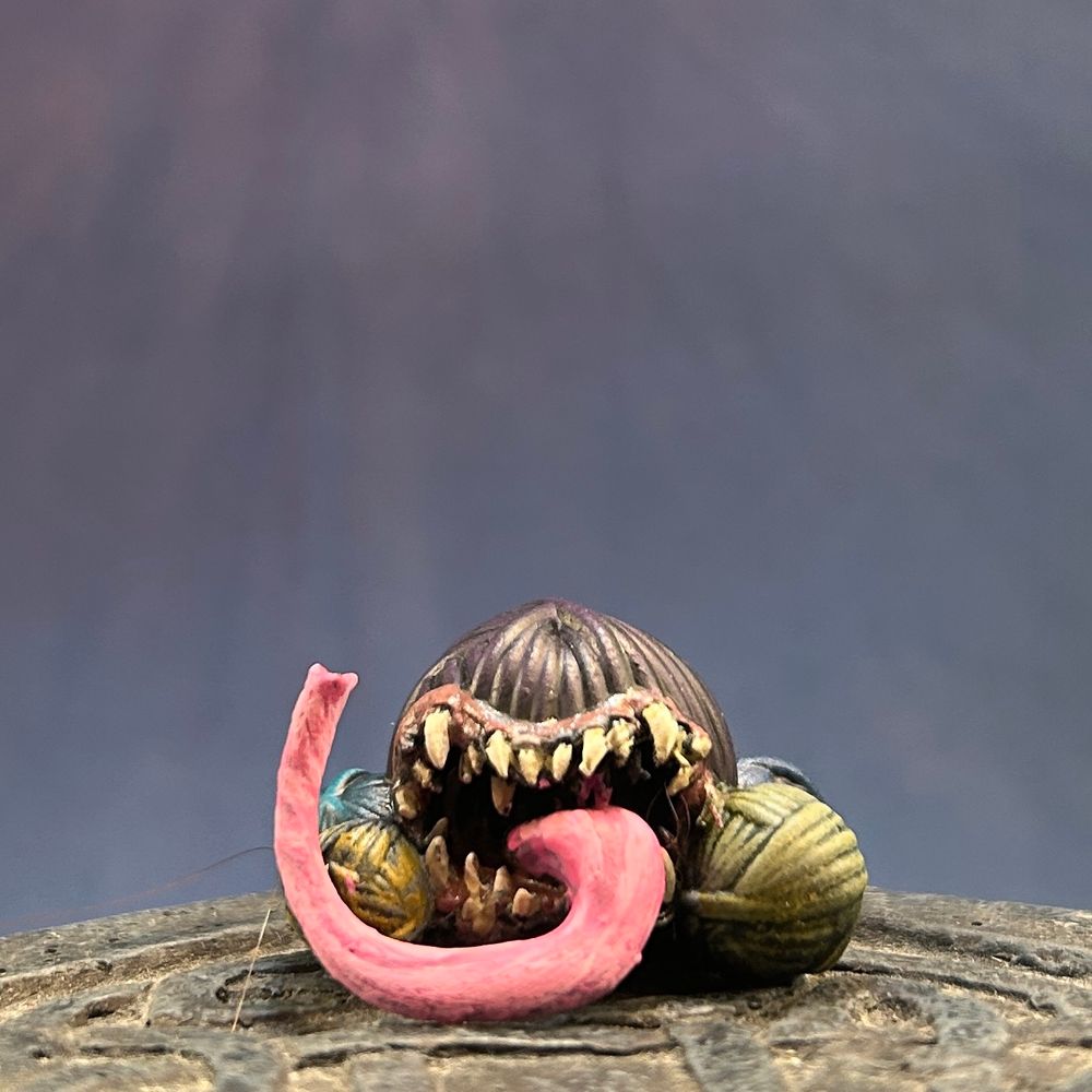 Yarn Ball Mimic, Young by Kawna Minis. Painted by Shdwfriend using GW Contrasts as the base color on a drybrushed Zenithal Highlight.
