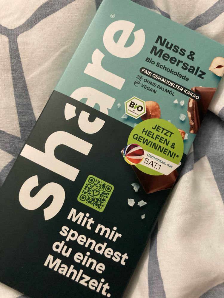 Eine Tafel Schokolade von Share, Sorte Nuss und Meersalz.