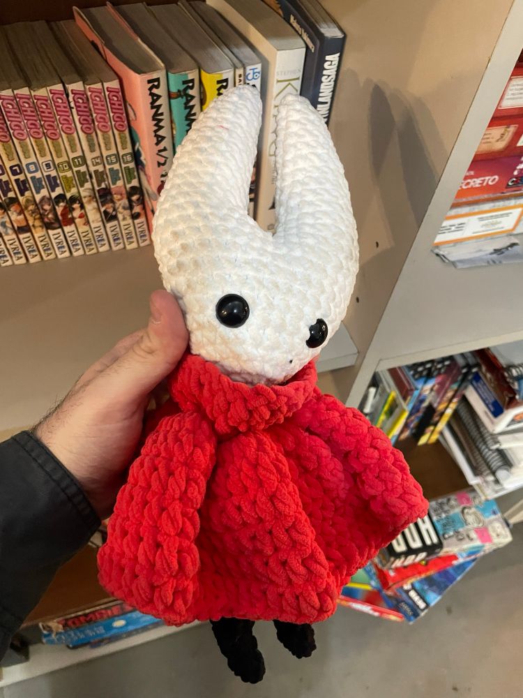 Hornet de Silksong, versión peluche tejido