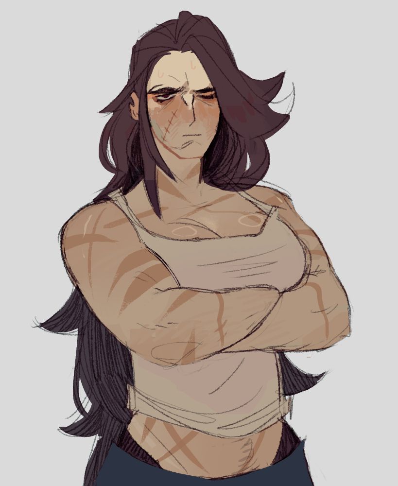 Desenho digital de uma mulher de cara fechada, e pele pálida coberta por cicatrizes cruzando os braços. O olho esquerdo dela está fechado. Ela usa uma regata que mostra parcialmente a barriga, e um shorts. O cabelo dela é liso e um pouco volumoso em camadas, ele passa da cintura.
