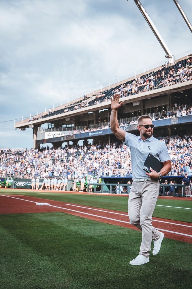 Alex Gordon waves to the Kauffman Stadium crowd while walking out onto the field for his Royals Hall of Fame induction ceremony.