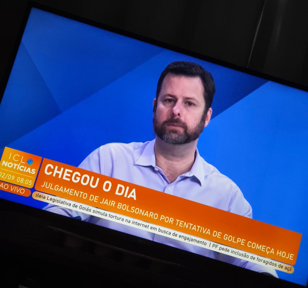 César Calejon, jornalista, iniciando os trabalhos do dia do julgamento do inelegível (entre outros), junto com Vivian, apresentadora do ICL notícias.