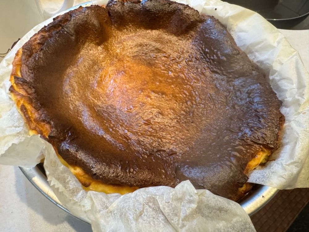 直径18cmのバスクチーズケーキ。上面が全体的に茶色く焦げている。
クリームチーズ500g・砂糖150g・全卵4個・生クリーム400g・薄力粉30gで構成されており、濃厚ながらもカロリーを感じさせない爽やかな口当たりが危険なお菓子である。