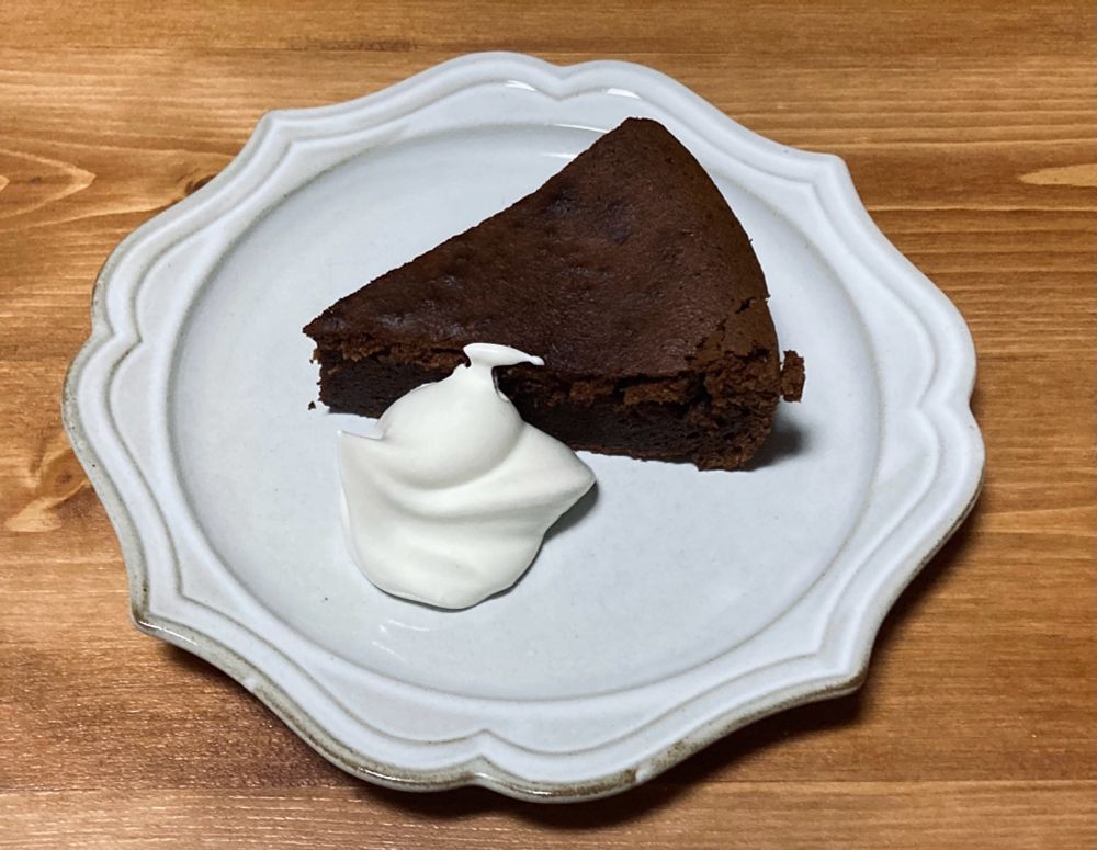 白い皿の上にガトーショコラと生クリーム