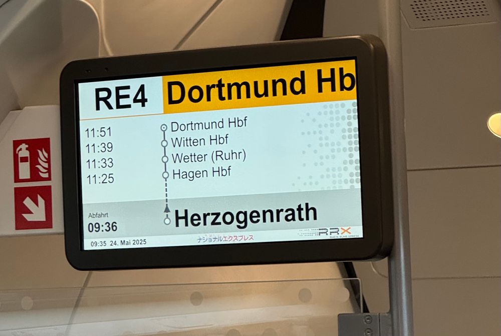 Fahrgastinformationsdisplay des RE 4. Die kleine “National Express” Schrift am Boden ist heute statt dessen in japanischen Schriftzeichen geschrieben.